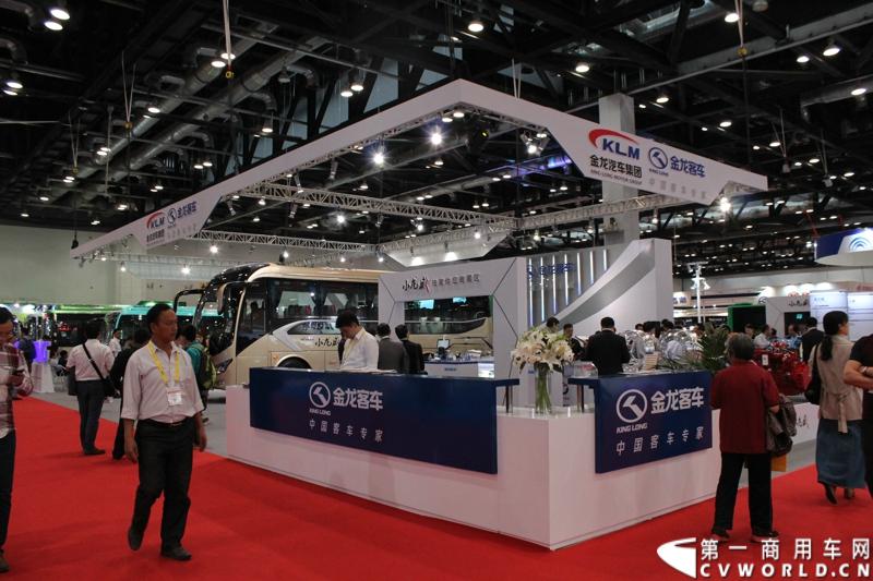 本次车展，大金龙以“缔造新时代绿动新未来”为参展主题，携旗下小龙威XMQ6901AY、纯电动公交车XMQ6111AGBEV、插电式混合动力XMQ6119AGHEV1、快速充电巴士XMQ6661AGBEV四款产品亮相。图为大金龙展台。