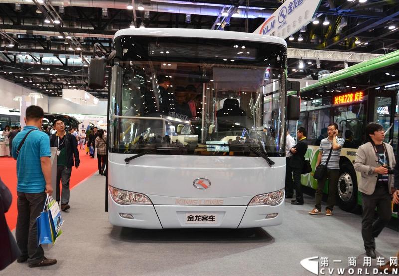 本次车展，大金龙以“缔造新时代绿动新未来”为参展主题，携旗下小龙威XMQ6901AY、纯电动公交车XMQ6111AGBEV、插电式混合动力XMQ6119AGHEV1、快速充电巴士XMQ6661AGBEV四款产品亮相。图为现场展示的大金龙插电式混合动力XMQ6119AGHEV1。