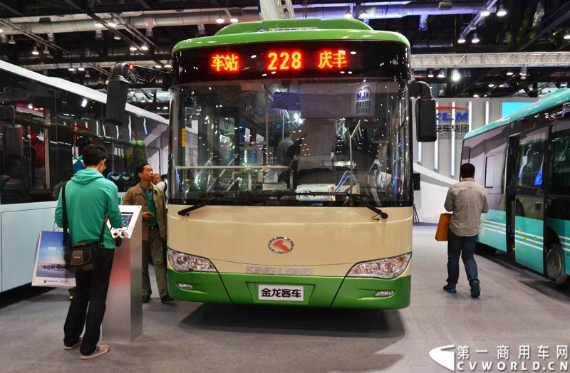 本次车展，大金龙以“缔造新时代绿动新未来”为参展主题，携旗下小龙威XMQ6901AY、纯电动公交车XMQ6111AGBEV、插电式混合动力XMQ6119AGHEV1、快速充电巴士XMQ6661AGBEV四款产品亮相。图为现场展示的大金龙短后悬纯电动公交车XMQ6111AGBEV。