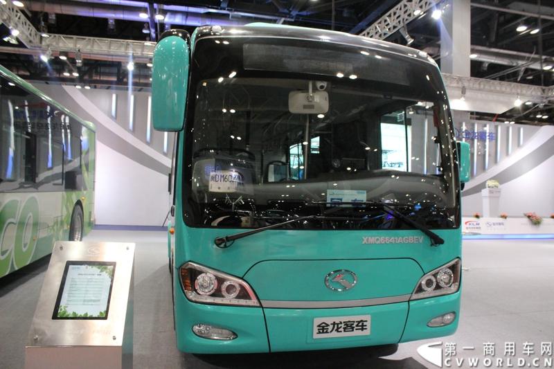 本次车展，大金龙以“缔造新时代绿动新未来”为参展主题，携旗下小龙威XMQ6901AY、纯电动公交车XMQ6111AGBEV、插电式混合动力XMQ6119AGHEV1、快速充电巴士XMQ6661AGBEV四款产品亮相。图为现场展示的大金龙快速充电微循环公交车XMQ6661AGBEV。