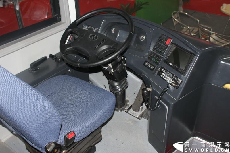 2014年5月14日，常隆三门纯电动城市客车通过欧盟认证颁证仪式在北京国际道路运输车辆展常隆客车展位举行，这是继2012年后，常隆纯电动客车又一次获得进军欧盟市场的 “入场券”。图为通过欧盟认证的常隆YS6123GBEV三门纯电动城市客车驾驶室。