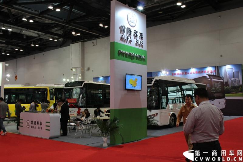 2014年5月14日，常隆三门纯电动城市客车通过欧盟认证颁证仪式在北京国际道路运输车辆展常隆客车展位举行，这是继2012年后，常隆纯电动客车又一次获得进军欧盟市场的 “入场券”。图为常隆客车展台。