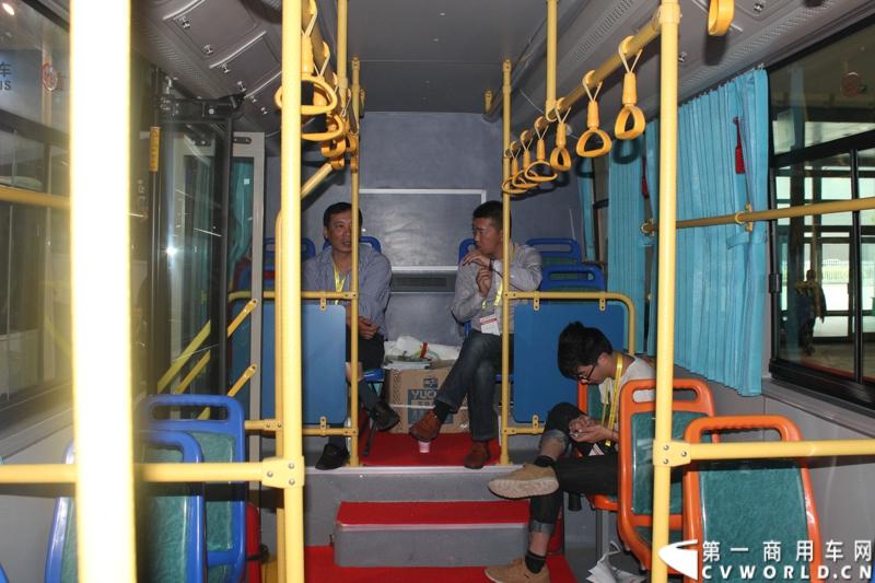 2014年5月14日，常隆三门纯电动城市客车通过欧盟认证颁证仪式在北京国际道路运输车辆展常隆客车展位举行，这是继2012年后，常隆纯电动客车又一次获得进军欧盟市场的 “入场券”。图为通过欧盟认证的常隆YS6123GBEV三门纯电动城市客车内饰。