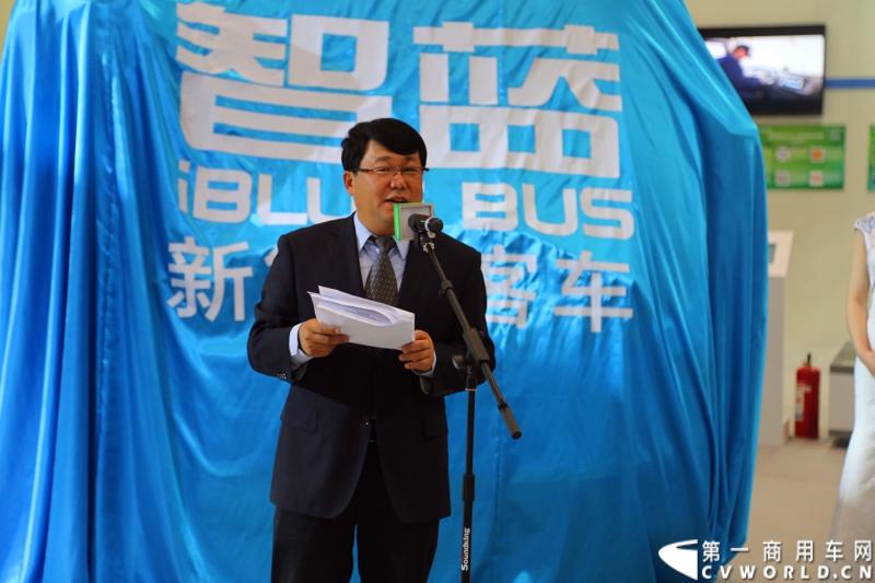 福田欧辉在北京道路运输展上发布新能源客车一体化解决方案，并推出“智蓝”战略新能源系列客车新品，在新能源技术领域率先实现了从产品技术创新到整体化城市绿色交通解决方案的升级。图为欧辉“智蓝”战略新能源系列客车新品BJ6650迷你快充电动巴士发布会现场。