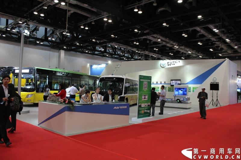 福田欧辉在北京道路运输展上发布新能源客车一体化解决方案，并推出“智蓝”战略新能源系列客车新品，在新能源技术领域率先实现了从产品技术创新到整体化城市绿色交通解决方案的升级。图为欧辉客车展位。