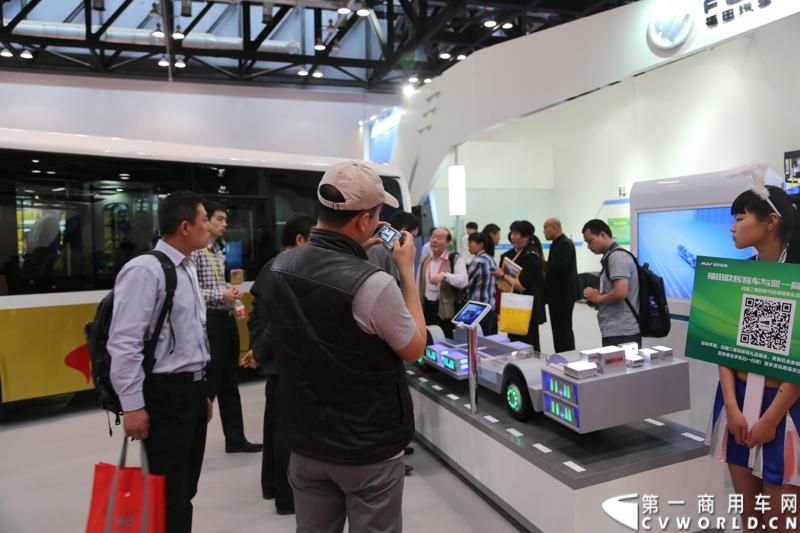 福田欧辉在北京道路运输展上发布新能源客车一体化解决方案，并推出“智蓝”战略新能源系列客车新品，在新能源技术领域率先实现了从产品技术创新到整体化城市绿色交通解决方案的升级。图为欧辉客车展位。