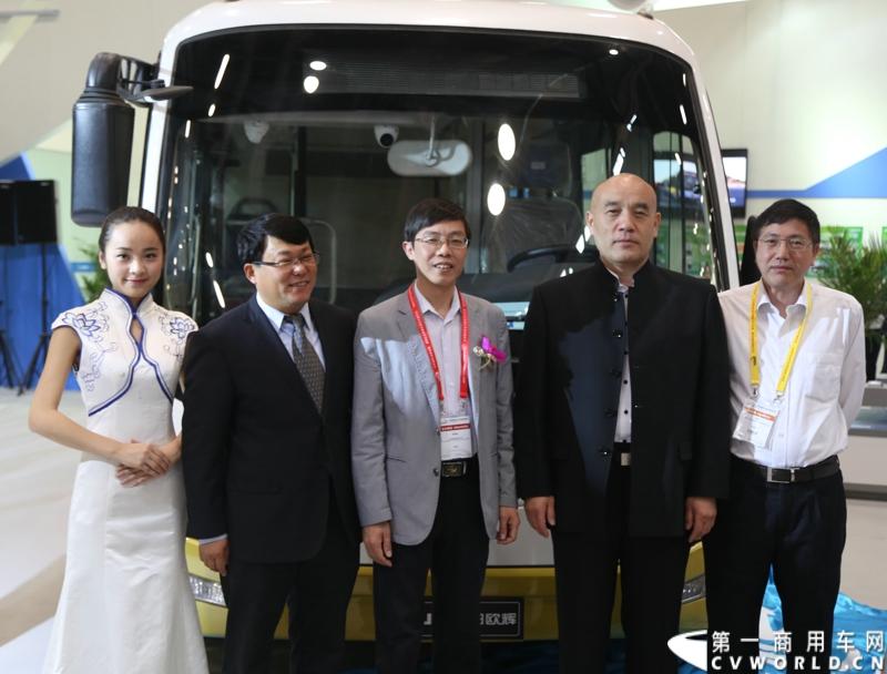 福田欧辉在北京道路运输展上发布新能源客车一体化解决方案，并推出“智蓝”战略新能源系列客车新品，在新能源技术领域率先实现了从产品技术创新到整体化城市绿色交通解决方案的升级。图为嘉宾与欧辉客车新品BJ6650迷你快充电动巴士合影。