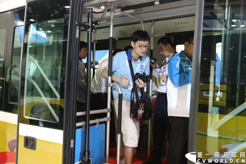 福田欧辉在北京道路运输展上发布新能源客车一体化解决方案，并推出“智蓝”战略新能源系列客车新品，在新能源技术领域率先实现了从产品技术创新到整体化城市绿色交通解决方案的升级。图为现场观众体验欧辉客车产品。