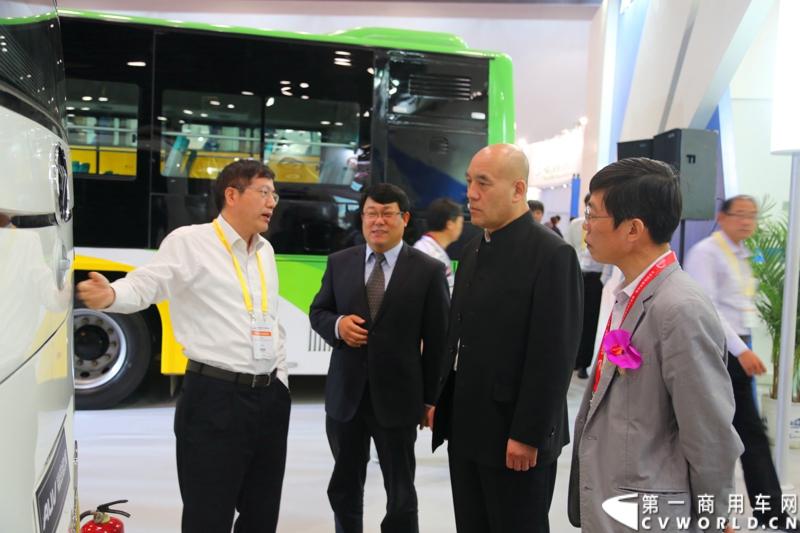 福田欧辉在北京道路运输展上发布新能源客车一体化解决方案，并推出“智蓝”战略新能源系列客车新品，在新能源技术领域率先实现了从产品技术创新到整体化城市绿色交通解决方案的升级。图为现场观众体验欧辉客车产品。