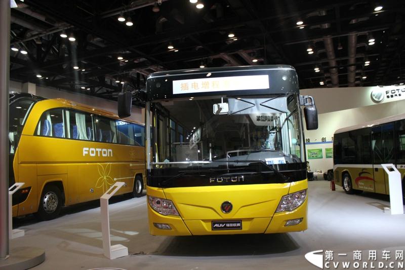 福田欧辉在北京道路运输展上发布新能源客车一体化解决方案，并推出“智蓝”战略新能源系列客车新品，在新能源技术领域率先实现了从产品技术创新到整体化城市绿色交通解决方案的升级。图为现场展出的欧辉插电增程式纯电驱动客车。