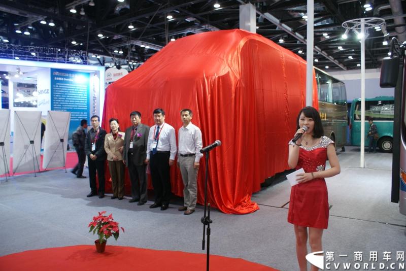 5月14日，2014北京国际道路运输展开幕，中通客车携LCK6128HQD1世嘉、LCK6120HQG定制公交、LCK6122PHEV 插电式混合动力客车三款精品重磅出击，其中新品世嘉的发布引人注目。图为发布会现场。