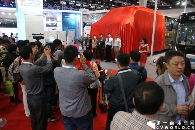 5月14日，2014北京国际道路运输展开幕，中通客车携LCK6128HQD1世嘉、LCK6120HQG定制公交、LCK6122PHEV 插电式混合动力客车三款精品重磅出击，其中新品世嘉的发布引人注目。图为发布会现场。