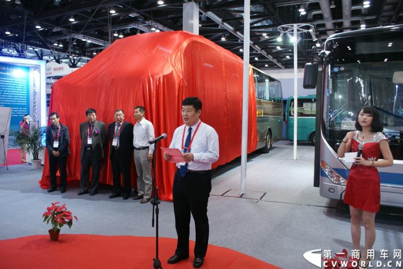 5月14日，2014北京国际道路运输展开幕，中通客车携LCK6128HQD1世嘉、LCK6120HQG定制公交、LCK6122PHEV 插电式混合动力客车三款精品重磅出击，其中新品世嘉的发布引人注目。图为中国公路学会客车分会理事长张雪致辞。