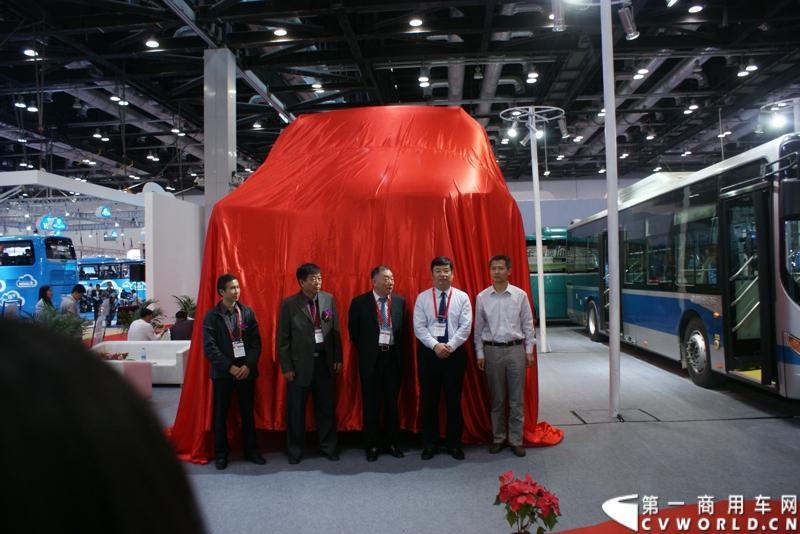 5月14日，2014北京国际道路运输展开幕，中通客车携LCK6128HQD1世嘉、LCK6120HQG定制公交、LCK6122PHEV 插电式混合动力客车三款精品重磅出击，其中新品世嘉的发布引人注目。图为参加发布会的各位领导。