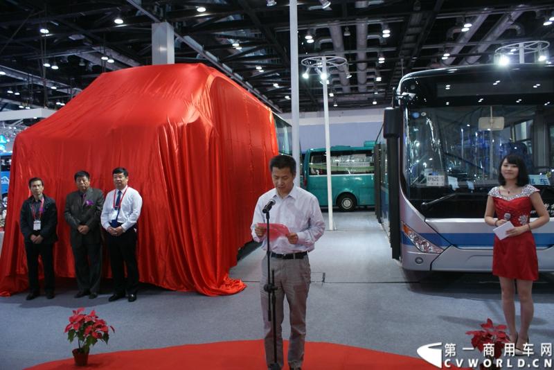 5月14日，2014北京国际道路运输展开幕，中通客车携LCK6128HQD1世嘉、LCK6120HQG定制公交、LCK6122PHEV 插电式混合动力客车三款精品重磅出击，其中新品世嘉的发布引人注目。图为中通客车副总经理贾开潜致辞。