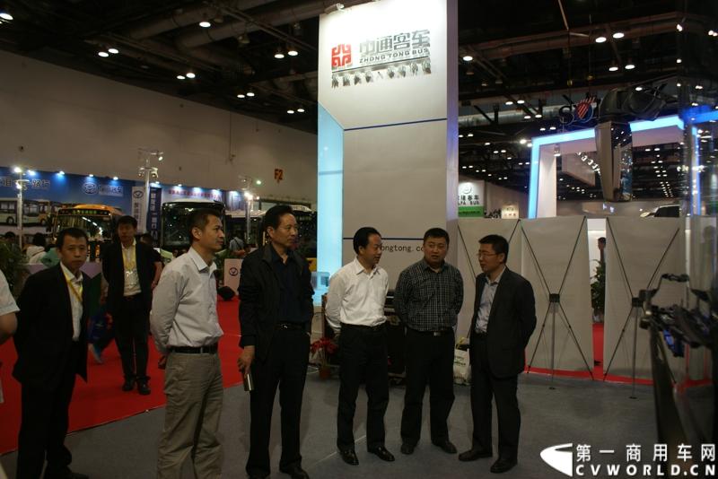 5月14日，2014北京国际道路运输展开幕，中通客车携LCK6128HQD1世嘉、LCK6120HQG定制公交、LCK6122PHEV 插电式混合动力客车三款精品重磅出击，其中新品世嘉的发布引人注目。图为各位领导参观中通新能源客车。