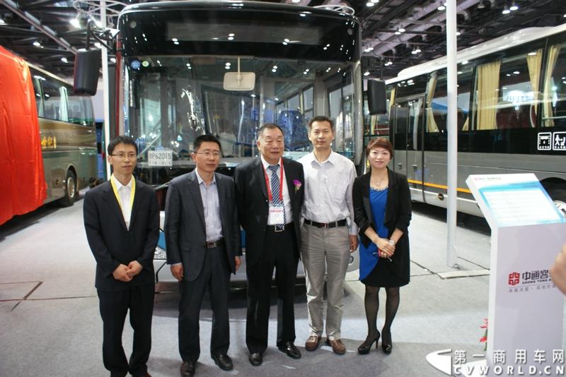5月14日，2014北京国际道路运输展开幕，中通客车携LCK6128HQD1世嘉、LCK6120HQG定制公交、LCK6122PHEV 插电式混合动力客车三款精品重磅出击，其中新品世嘉的发布引人注目。图为各位领导参观中通新能源客车。