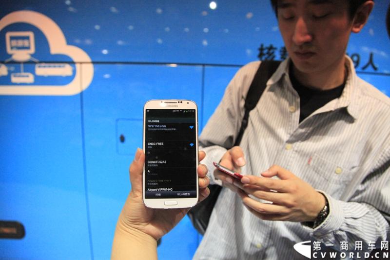 5月14日，海格云战略在北京国家会议中心发布。发布会现场，海格联合中交汇能大手笔推出4个免费：云系统设备免费、用户上网流量免费、云系统设备安装免费、云系统设备维保服务免费。图为观众在海格云战略发布会现场体验免费wifi。