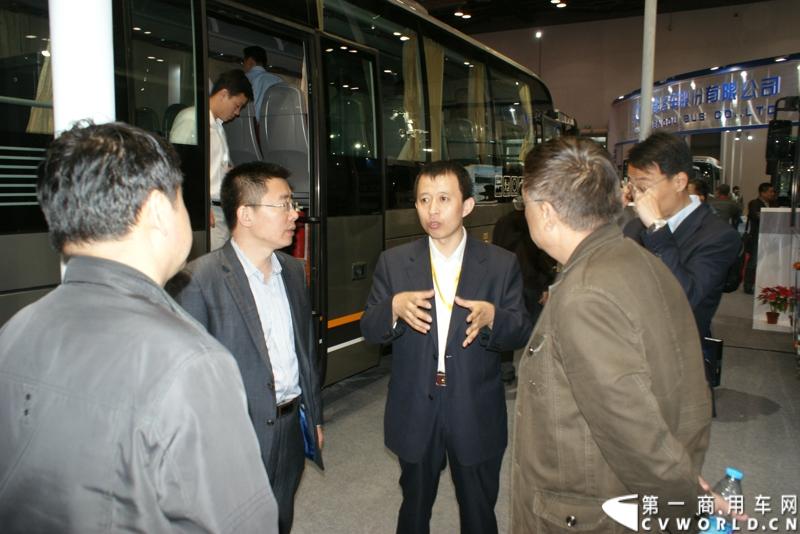 5月14日，2014北京国际道路运输展开幕，中通客车携LCK6128HQD1世嘉、LCK6120HQG定制公交、LCK6122PHEV 插电式混合动力客车三款精品重磅出击，其中新品世嘉的发布引人注目。图为客户参观中通客车。