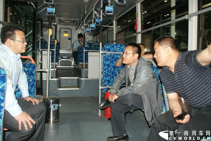 5月14日，2014北京国际道路运输展开幕，中通客车携LCK6128HQD1世嘉、LCK6120HQG定制公交、LCK6122PHEV 插电式混合动力客车三款精品重磅出击，其中新品世嘉的发布引人注目。图为客户参观中通客车。