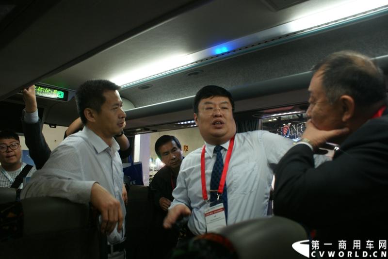 5月14日，2014北京国际道路运输展开幕，中通客车携LCK6128HQD1世嘉、LCK6120HQG定制公交、LCK6122PHEV 插电式混合动力客车三款精品重磅出击，其中新品世嘉的发布引人注目。图为客户参观中通客车。