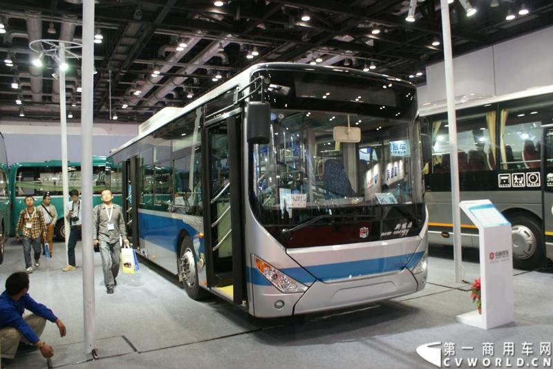 5月14日，2014北京国际道路运输展开幕，中通客车携LCK6128HQD1世嘉、LCK6120HQG定制公交、LCK6122PHEV 插电式混合动力客车三款精品重磅出击，其中新品世嘉的发布引人注目。图为现场展示的中通插电式混合动力客车。