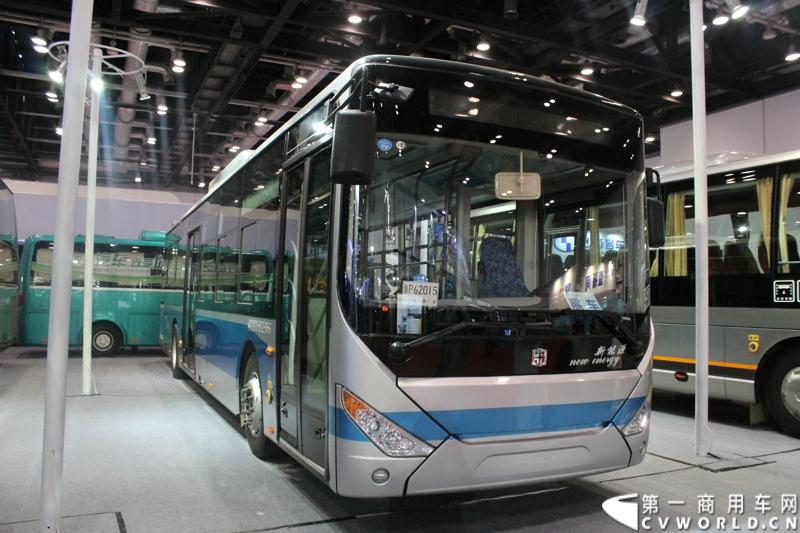 5月14日，2014北京国际道路运输展开幕，中通客车携LCK6128HQD1世嘉、LCK6120HQG定制公交、LCK6122PHEV 插电式混合动力客车三款精品重磅出击，其中新品世嘉的发布引人注目。图为现场展示的中通插电式混合动力客车。
