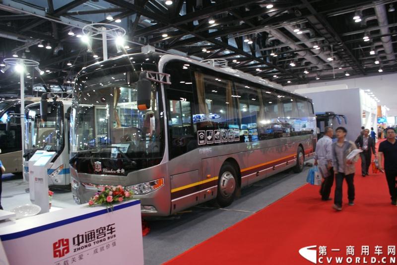 5月14日，2014北京国际道路运输展开幕，中通客车携LCK6128HQD1世嘉、LCK6120HQG定制公交、LCK6122PHEV 插电式混合动力客车三款精品重磅出击，其中新品世嘉的发布引人注目。图为现场展示的中通中通定制公交。