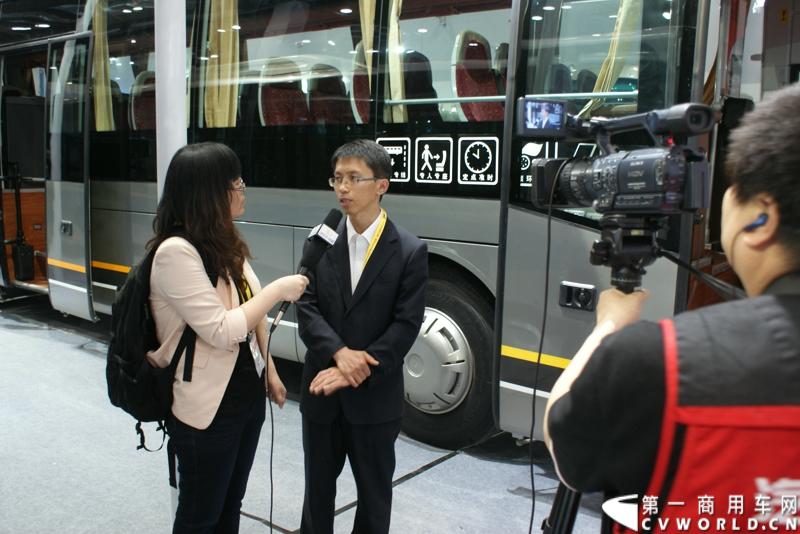 5月14日，2014北京国际道路运输展开幕，中通客车携LCK6128HQD1世嘉、LCK6120HQG定制公交、LCK6122PHEV 插电式混合动力客车三款精品重磅出击，其中新品世嘉的发布引人注目。图为现场媒体集中采访。