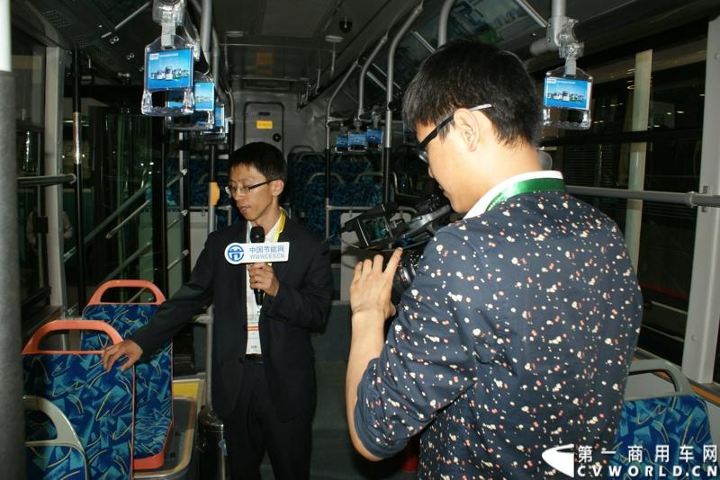 5月14日，2014北京国际道路运输展开幕，中通客车携LCK6128HQD1世嘉、LCK6120HQG定制公交、LCK6122PHEV 插电式混合动力客车三款精品重磅出击，其中新品世嘉的发布引人注目。图为现场媒体集中采访。