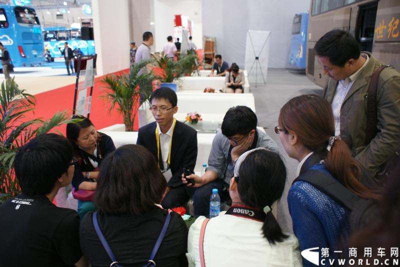 5月14日，2014北京国际道路运输展开幕，中通客车携LCK6128HQD1世嘉、LCK6120HQG定制公交、LCK6122PHEV 插电式混合动力客车三款精品重磅出击，其中新品世嘉的发布引人注目。图为现场媒体集中采访。