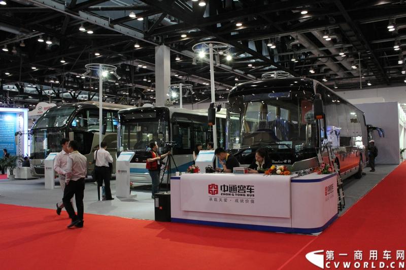 5月14日，2014北京国际道路运输展开幕，中通客车携LCK6128HQD1世嘉、LCK6120HQG定制公交、LCK6122PHEV 插电式混合动力客车三款精品重磅出击，其中新品世嘉的发布引人注目。图为中通客车展台。