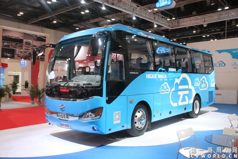 5月14日，海格云战略在北京国家会议中心发布。发布会现场，海格联合中交汇能大手笔推出4个免费：云系统设备免费、用户上网流量免费、云系统设备安装免费、云系统设备维保服务免费。图为现场展示的海格云系列客车海格KLQ6902K中巴。