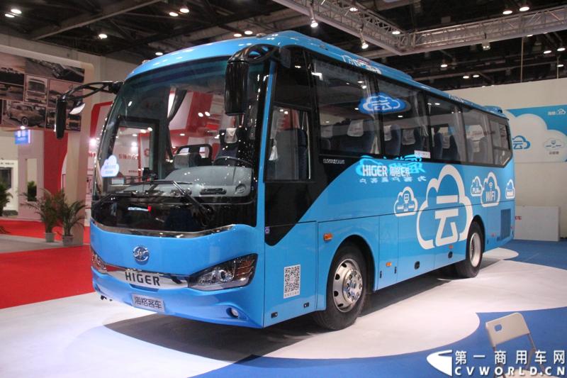 5月14日，海格云战略在北京国家会议中心发布。发布会现场，海格联合中交汇能大手笔推出4个免费：云系统设备免费、用户上网流量免费、云系统设备安装免费、云系统设备维保服务免费。图为现场展示的海格云系列客车海格KLQ6902K中巴。