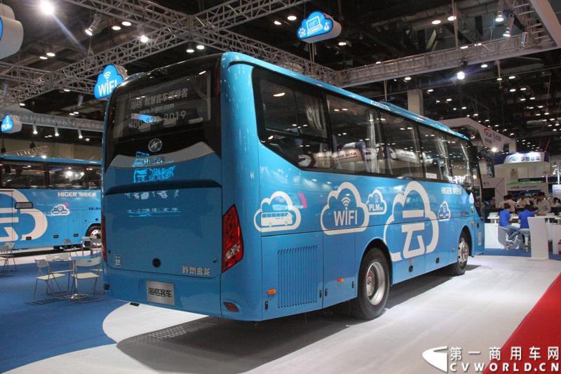 5月14日，海格云战略在北京国家会议中心发布。发布会现场，海格联合中交汇能大手笔推出4个免费：云系统设备免费、用户上网流量免费、云系统设备安装免费、云系统设备维保服务免费。图为现场展示的海格云系列客车海格KLQ6902K中巴。