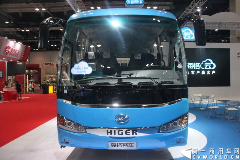 5月14日，海格云战略在北京国家会议中心发布。发布会现场，海格联合中交汇能大手笔推出4个免费：云系统设备免费、用户上网流量免费、云系统设备安装免费、云系统设备维保服务免费。图为现场展示的海格云系列客车海格KLQ6902K中巴。