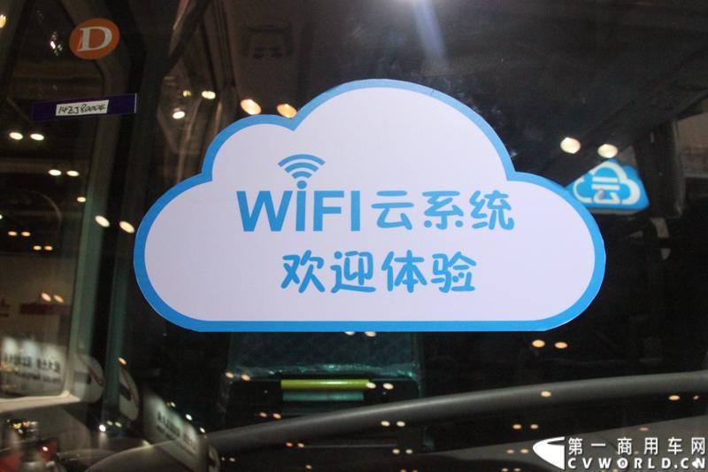 5月14日，海格云战略在北京国家会议中心发布。发布会现场，海格联合中交汇能大手笔推出4个免费：云系统设备免费、用户上网流量免费、云系统设备安装免费、云系统设备维保服务免费。图为现场展示的海格云系列客车海格KLQ6902K中巴。