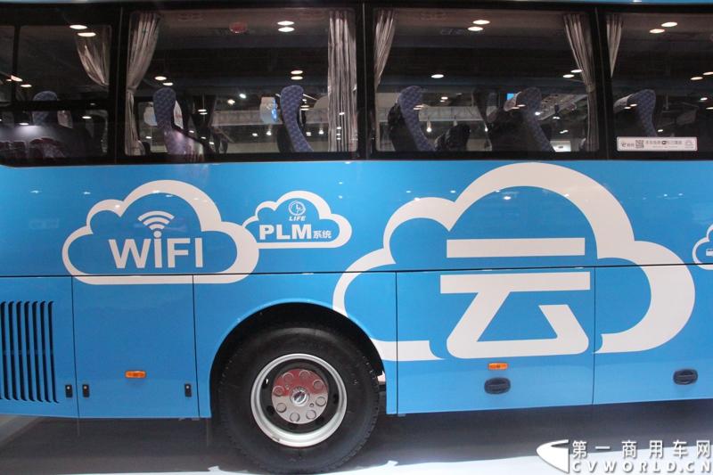 5月14日，海格云战略在北京国家会议中心发布。发布会现场，海格联合中交汇能大手笔推出4个免费：云系统设备免费、用户上网流量免费、云系统设备安装免费、云系统设备维保服务免费。图为现场展示的海格云系列客车海格KLQ6902K中巴。