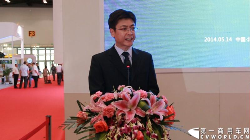 5月14日，中国首个客车服务品牌——“安凯大家园”在2014北京国际道路运输展上发布。安凯服务品牌的建立，是中国客车行业转型的一个重要节点，体现出客车行业从产品竞争向服务竞争的重要转变。图为安凯客车总质量师胡少峰致辞。