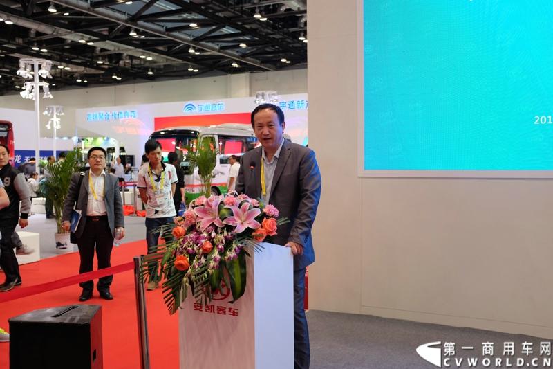 5月14日，中国首个客车服务品牌——“安凯大家园”在2014北京国际道路运输展上发布。安凯服务品牌的建立，是中国客车行业转型的一个重要节点，体现出客车行业从产品竞争向服务竞争的重要转变。图为合肥恒源汽车服务有限公司领导致辞。