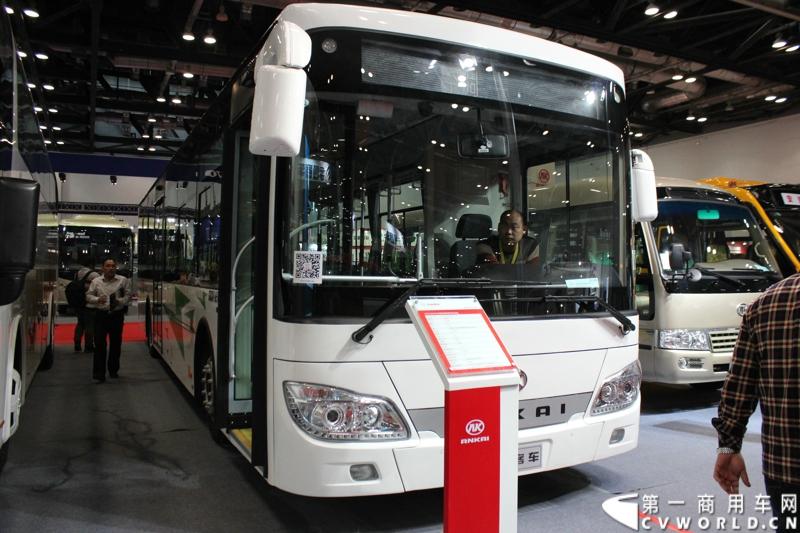 5月14日，中国首个客车服务品牌——“安凯大家园”在2014北京国际道路运输展上发布。安凯服务品牌的建立，是中国客车行业转型的一个重要节点，体现出客车行业从产品竞争向服务竞争的重要转变。图为现场展示的安凯HFF6128G03EV纯电动城市客车。