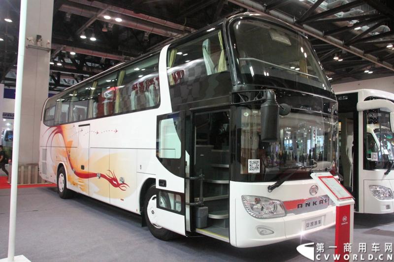 5月14日，中国首个客车服务品牌——“安凯大家园”在2014北京国际道路运输展上发布。安凯服务品牌的建立，是中国客车行业转型的一个重要节点，体现出客车行业从产品竞争向服务竞争的重要转变。图为现场展示的安凯HFF6113K06D1E4公路客车。