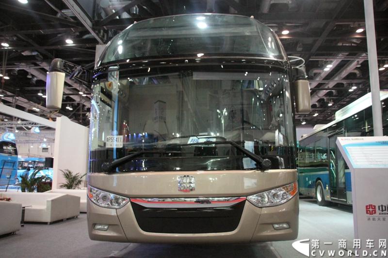 5月14日，2014北京国际道路运输展开幕，中通客车携LCK6128HQD1世嘉、LCK6120HQG定制公交、LCK6122PHEV 插电式混合动力客车三款精品重磅出击，其中新品世嘉的发布引人注目。图为中通世嘉豪华大巴。