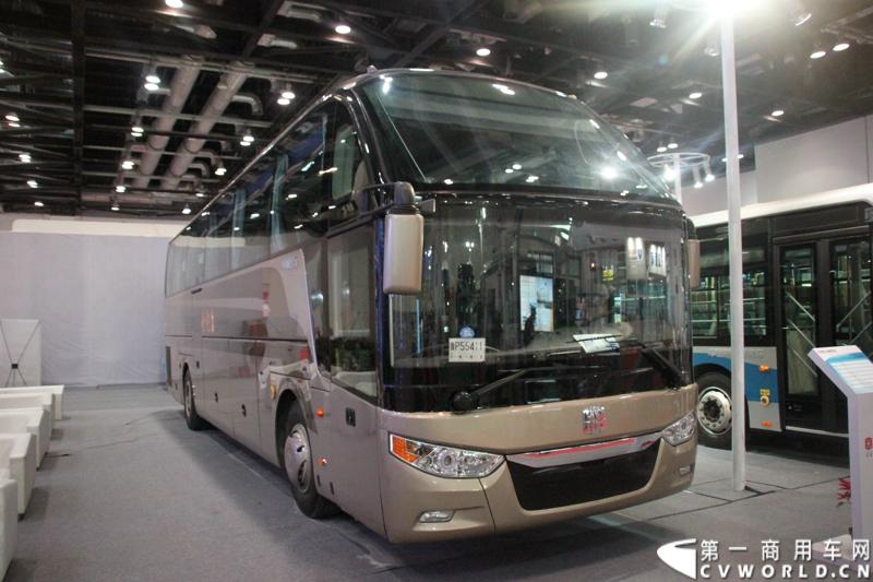5月14日，2014北京国际道路运输展开幕，中通客车携LCK6128HQD1世嘉、LCK6120HQG定制公交、LCK6122PHEV 插电式混合动力客车三款精品重磅出击，其中新品世嘉的发布引人注目。图为中通世嘉豪华大巴。