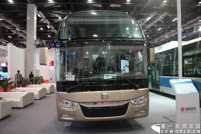 5月14日，2014北京国际道路运输展开幕，中通客车携LCK6128HQD1世嘉、LCK6120HQG定制公交、LCK6122PHEV 插电式混合动力客车三款精品重磅出击，其中新品世嘉的发布引人注目。图为中通世嘉豪华大巴。