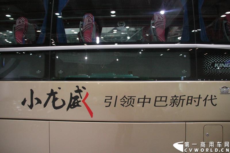 本次车展，大金龙以“缔造新时代绿动新未来”为参展主题，携旗下小龙威XMQ6901AY、纯电动公交车XMQ6111AGBEV、插电式混合动力XMQ6119AGHEV1、快速充电巴士XMQ6661AGBEV四款产品亮相。图为现场展示的大金龙小龙威中巴客车。