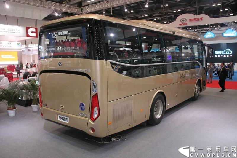 本次车展，大金龙以“缔造新时代绿动新未来”为参展主题，携旗下小龙威XMQ6901AY、纯电动公交车XMQ6111AGBEV、插电式混合动力XMQ6119AGHEV1、快速充电巴士XMQ6661AGBEV四款产品亮相。图为现场展示的大金龙小龙威中巴客车。