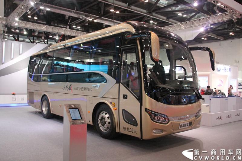 本次车展，大金龙以“缔造新时代绿动新未来”为参展主题，携旗下小龙威XMQ6901AY、纯电动公交车XMQ6111AGBEV、插电式混合动力XMQ6119AGHEV1、快速充电巴士XMQ6661AGBEV四款产品亮相。图为现场展示的大金龙小龙威中巴客车。