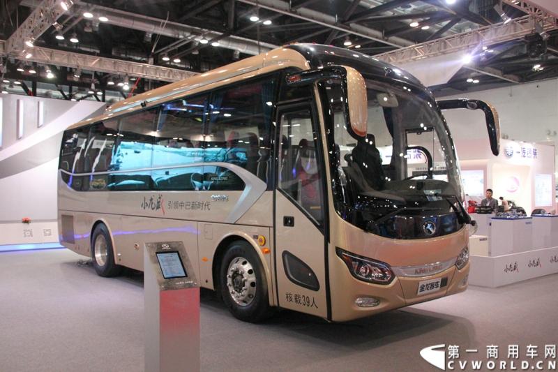 本次车展，大金龙以“缔造新时代绿动新未来”为参展主题，携旗下小龙威XMQ6901AY、纯电动公交车XMQ6111AGBEV、插电式混合动力XMQ6119AGHEV1、快速充电巴士XMQ6661AGBEV四款产品亮相。图为现场展示的大金龙小龙威中巴客车。