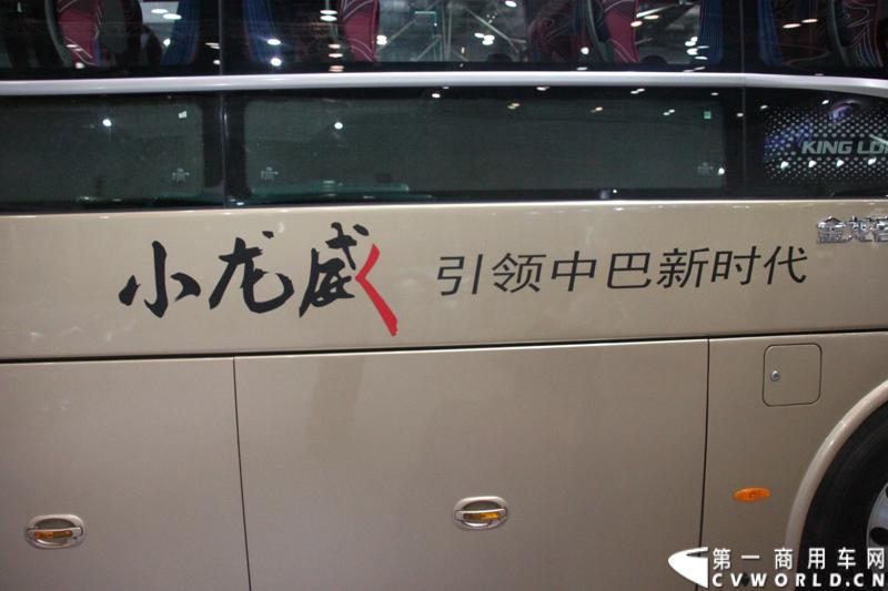 本次车展，大金龙以“缔造新时代绿动新未来”为参展主题，携旗下小龙威XMQ6901AY、纯电动公交车XMQ6111AGBEV、插电式混合动力XMQ6119AGHEV1、快速充电巴士XMQ6661AGBEV四款产品亮相。图为现场展示的大金龙小龙威中巴客车。